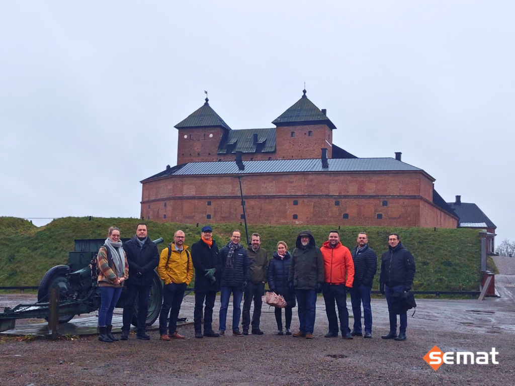 Sematin projektipäälliköt - ja johtajat virkistyspäivän vietossa Hämeen linnan edustalla. 